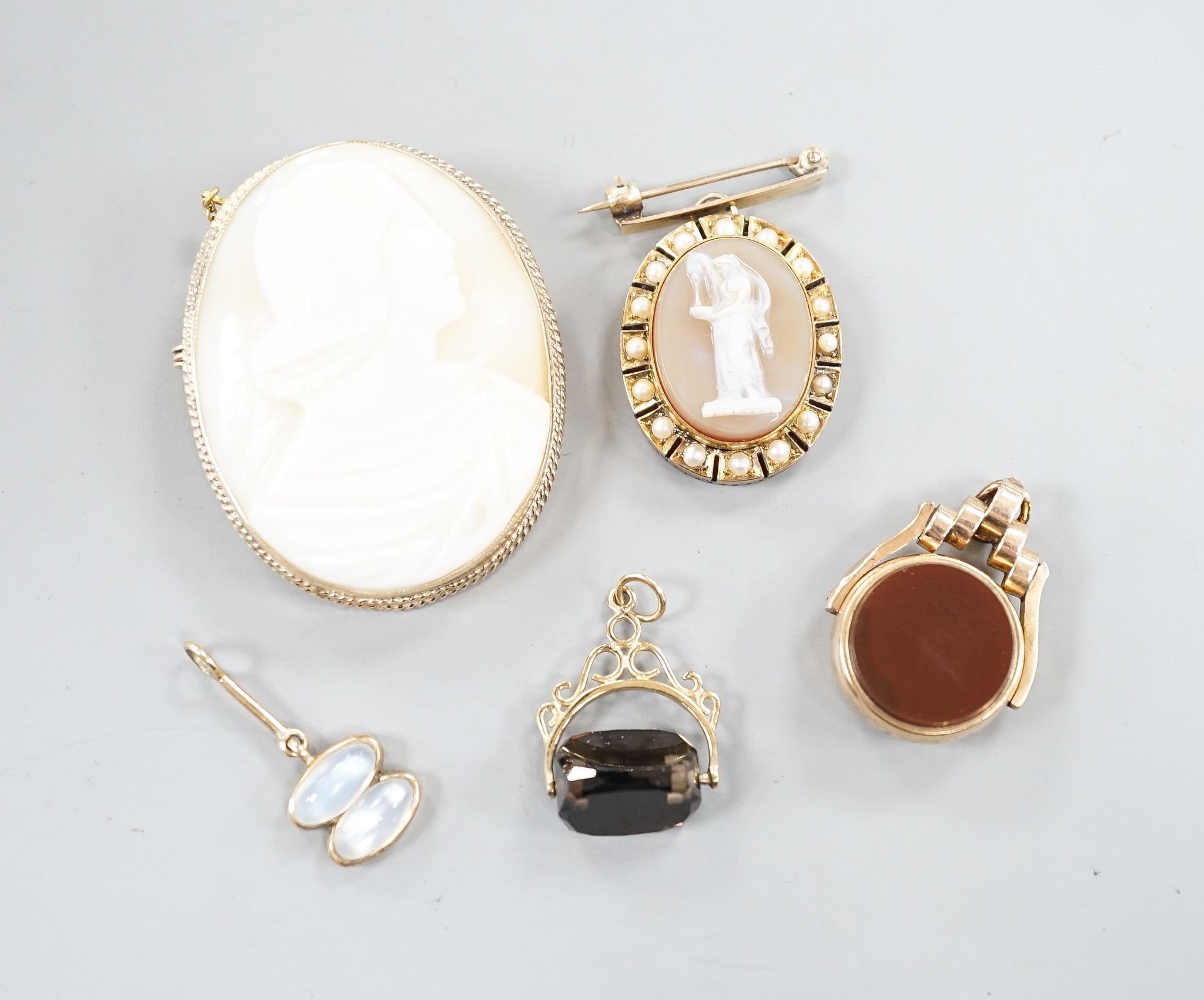 A modern 9ct gold mounted oval cameo shell brooch, 46mm, gross 16.4 grams, one other hardstone and split pearl set pendant brooch, a late Victorina 9ct spinning compass fob and two other items.